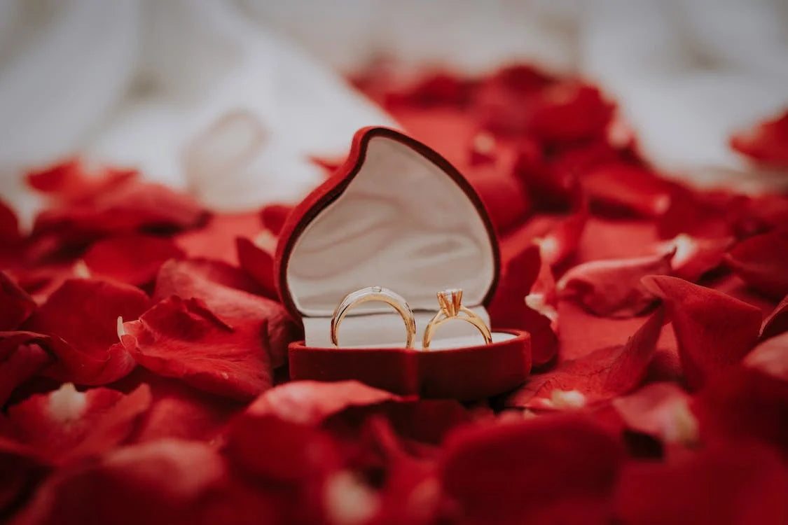 Wedding ring 2025 inside engagement ring