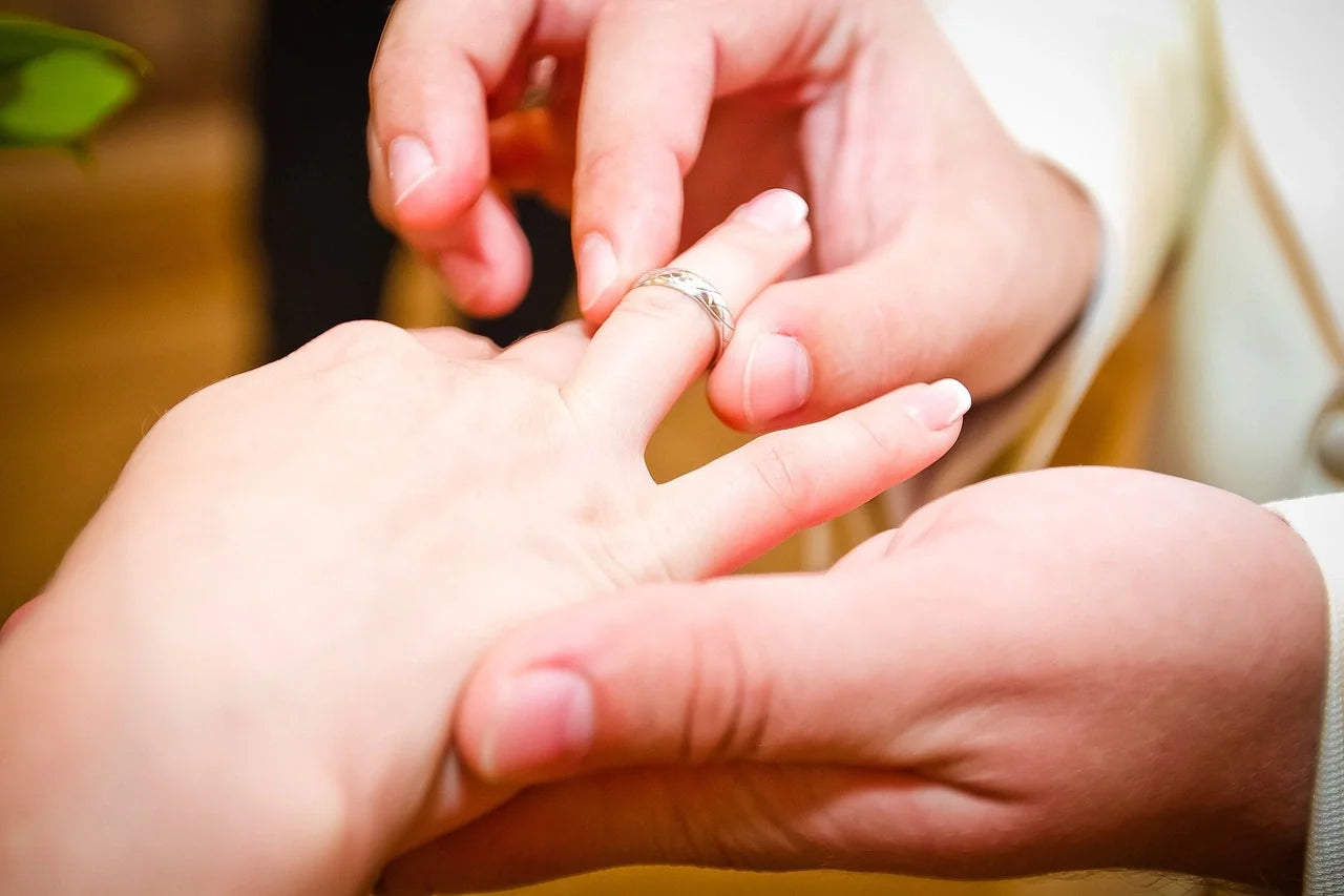 A men wearing an engagement rings to his girl