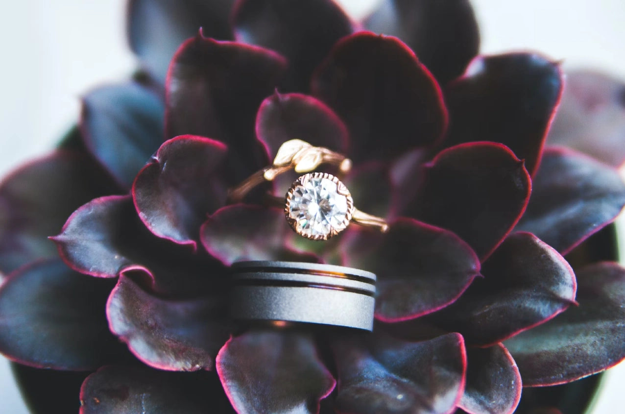 An beautiful engagement rings placed on the attractive flowers