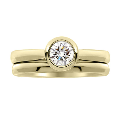 Bezel Set Engagement ring in 18kt yellow gold  with a plain wedding ring