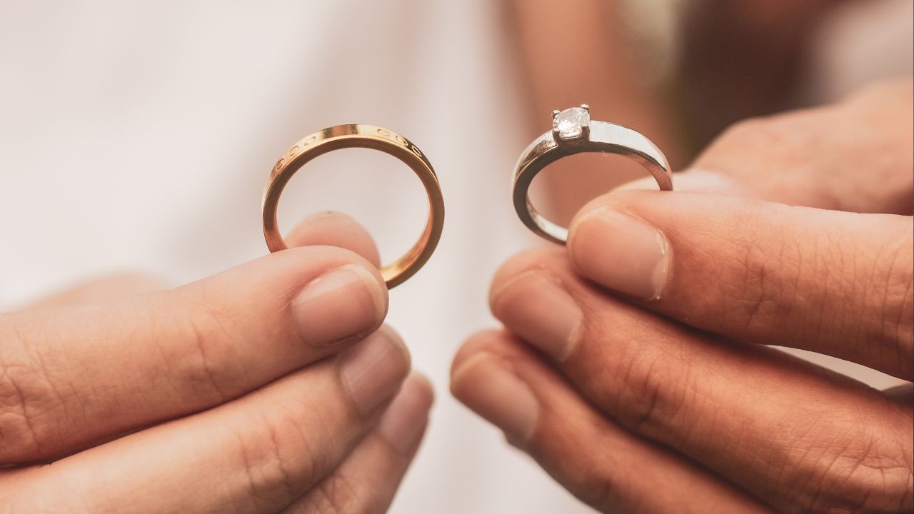 Shop 14k White & Rose Gold Diamond Wedding Ring Sense Muse 5 mm | GLAMIRA  Ireland
