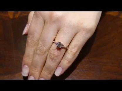 Crossover Solitaire Ring IN WHITE GOLD ON A WOMAN&